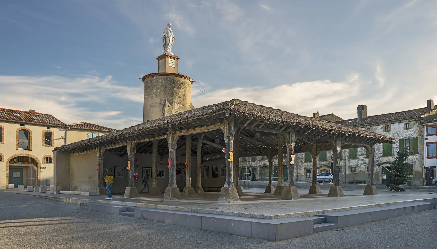 La halle de Saint-Félix-Lauragais, charpente de bois sur piliers de pierre