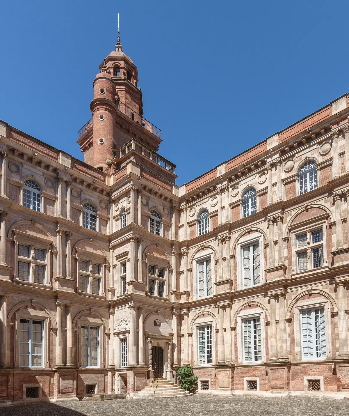 La cour de l’hôtel d’Assézat à Toulouse, en brique rose et en pierre